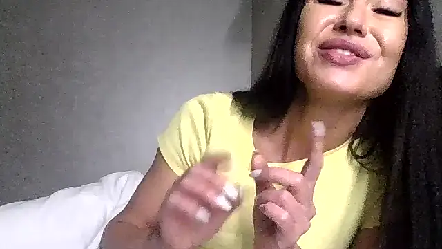 Snapshot of JulianaGold1 chatting on 27, 10, 2025 JulianaGold1 online show from 27, 10, 2025