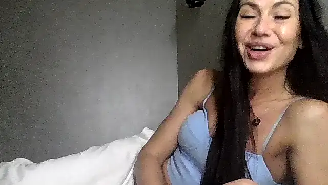 Snapshot of JulianaGold1 chatting on 3, 11, 2025 JulianaGold1 online show from 3, 11, 2025