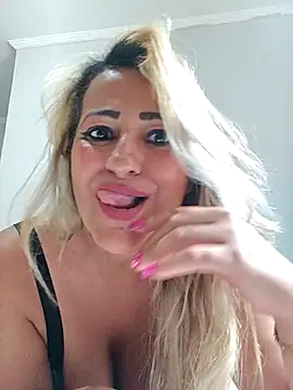 Snapshot of vivifernades chatting on 5, 11, 2025 vivifernades online show from 5, 11, 2025