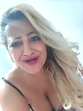 Snapshot of vivifernades chatting on 26, 11, 2025 vivifernades online show from 26, 11, 2025