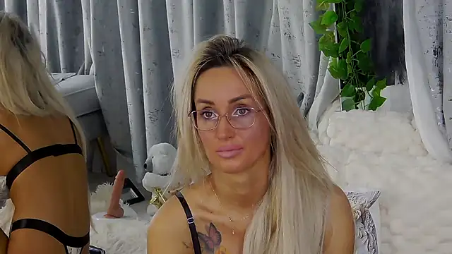 Snapshot of IsabelleEthan chatting on 14, 12, 2025 IsabelleEthan online show from 14, 12, 2025