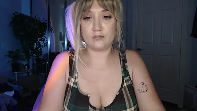 Snapshot of GoddessEmmy chatting on 17, 6, 2026 GoddessEmmy online show from 17, 6, 2026