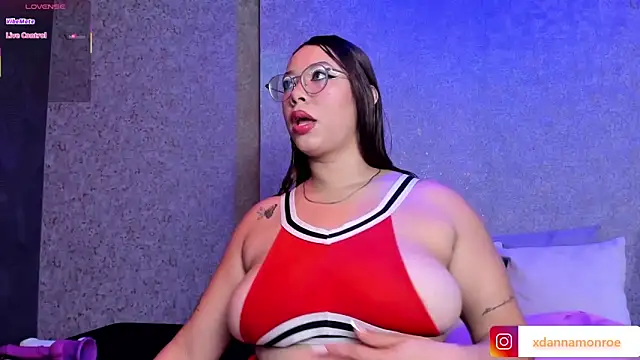 Snapshot of DanniaMonroee chatting on 5, 11, 2025 DanniaMonroee online show from 5, 11, 2025