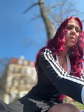 Pia July  online show from 7, 3, 2026