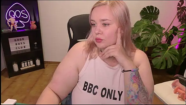 Snapshot of MargotGrey chatting on 5, 7, 2026 MargotGrey online show from 5, 7, 2026