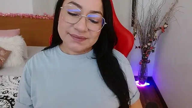 Snapshot of lucy_luu_ chatting on 4, 1, 2025 lucy luu online show from 4, 1, 2025