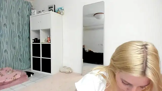 Snapshot of KenzieDawton chatting on 2, 4, 2026 KenzieDawton online show from 2, 4, 2026