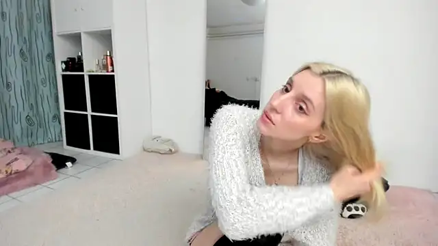 Snapshot of KenzieDawton chatting on 4, 4, 2026 KenzieDawton online show from 4, 4, 2026
