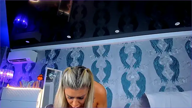 Snapshot of anneswhite chatting on 18, 11, 2025 anneswhite online show from 18, 11, 2025