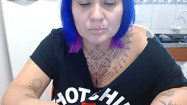 Snapshot of vaholiver chatting on 4, 11, 2025 vaholiver online show from 4, 11, 2025