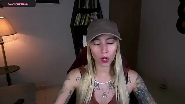 Snapshot of Saucy_Jenn chatting on 26, 10, 2025 Saucy Jenn online show from 26, 10, 2025