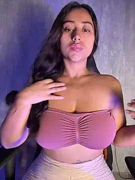 Snapshot of Valentinne_z chatting on 13, 1, 2026 Valentinne z online show from 13, 1, 2026