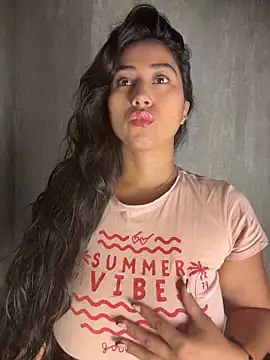 Snapshot of Valentinne_z chatting on 28, 3, 2026 Valentinne z online show from 28, 3, 2026