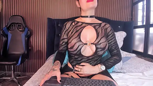 Snapshot of JuliaDawson_ chatting on 8, 10, 2025 JuliaDawson online show from 8, 10, 2025