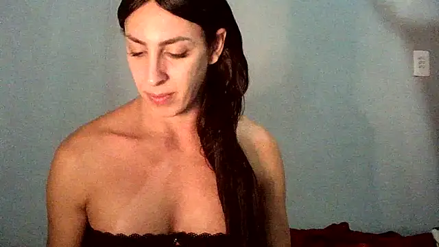 Snapshot of AlexiaDuucan chatting on 4, 11, 2025 AlexiaDuucan online show from 4, 11, 2025