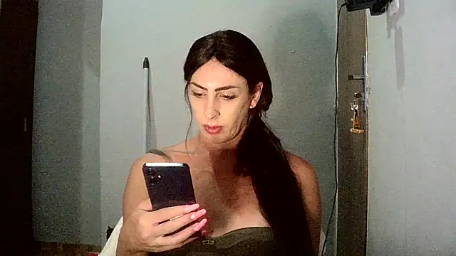 Snapshot of AlexiaDuucan chatting on 9, 11, 2025 AlexiaDuucan online show from 9, 11, 2025