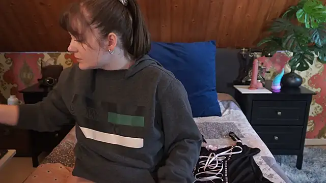 Snapshot of TessaWinter chatting on 4, 4, 2026 TessaWinter online show from 4, 4, 2026