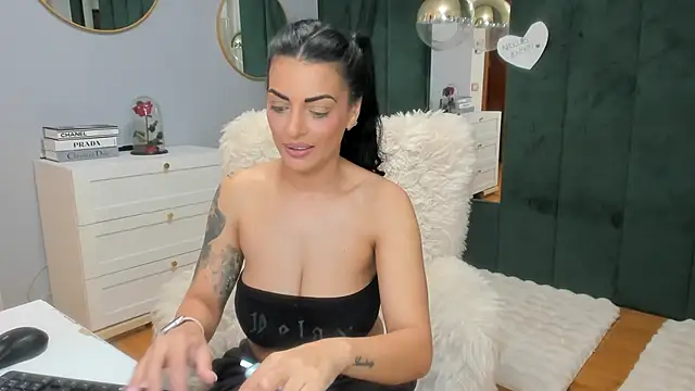 ElisaBaxter online show from 11, 11, 2025