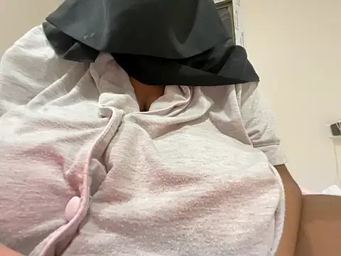 Snapshot of Submissive_Arab chatting on 6, 4, 2026 Submissive Arab online show from 6, 4, 2026