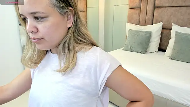 Snapshot of princesaparis chatting on 5, 2, 2025 princesaparis online show from 5, 2, 2025