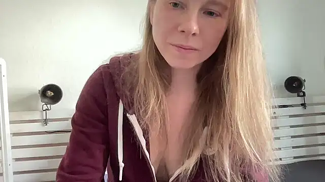 SweetLucy96 online show from 24, 12, 2024