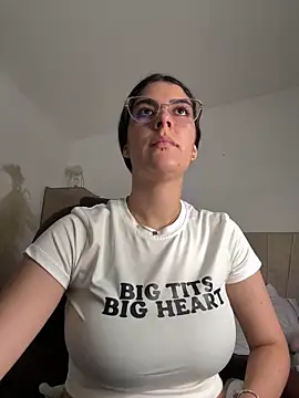 Snapshot of _Niah_ chatting on 8, 2, 2025 Niah online show from 8, 2, 2025