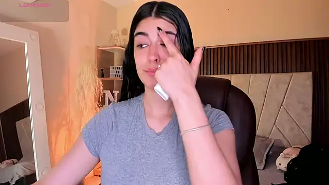 Snapshot of _Niah_ chatting on 11, 9, 2025 Niah online show from 11, 9, 2025