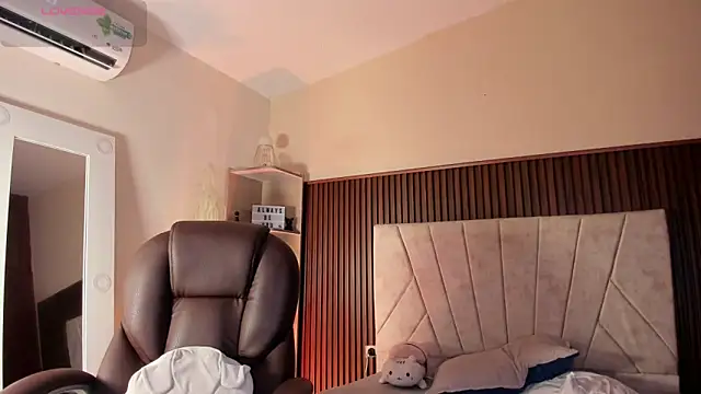 Snapshot of _Niah_ chatting on 15, 9, 2025 Niah online show from 15, 9, 2025