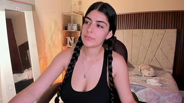 Snapshot of _Niah_ chatting on 20, 11, 2025 Niah online show from 20, 11, 2025