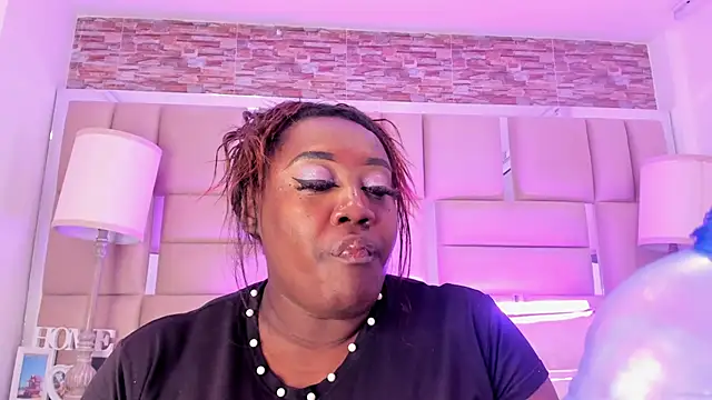 ShaniaBrownn online show from 18, 10, 2025