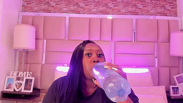 ShaniaBrownn online show from 7, 1, 2026