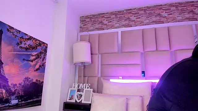 ShaniaBrownn online show from 4, 2, 2026