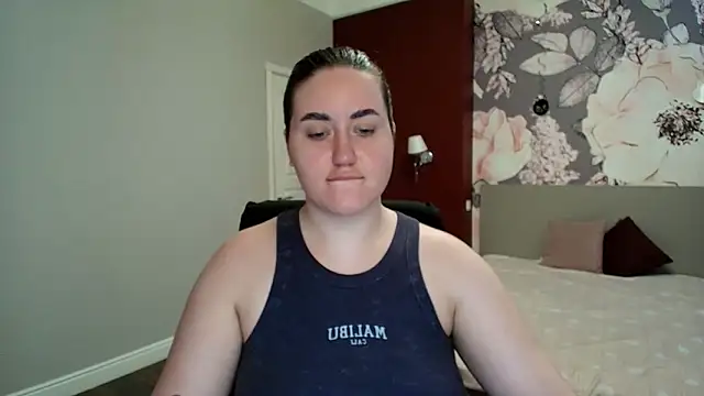 Snapshot of Roxie_Bradley chatting on 7, 4, 2026 Roxie Bradley online show from 7, 4, 2026