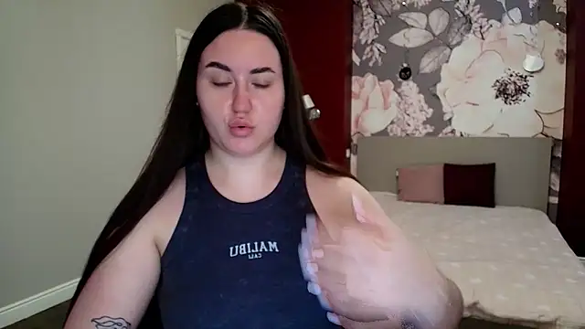 Snapshot of Roxie_Bradley chatting on 13, 4, 2026 Roxie Bradley online show from 13, 4, 2026