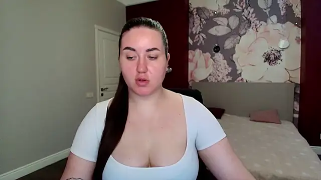 Snapshot of Roxie_Bradley chatting on 17, 4, 2026 Roxie Bradley online show from 17, 4, 2026