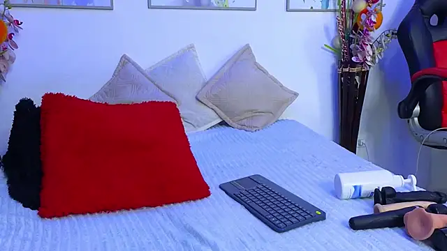 Marianaa Lopezz online show from 11, 12, 2024