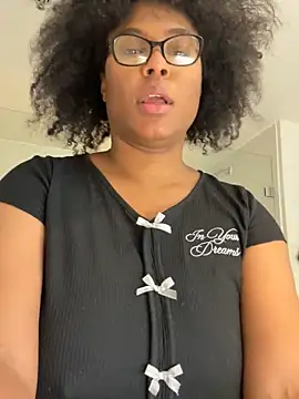 Snapshot of CandyLuxxxx chatting on 5, 4, 2026 CandyLuxxxx online show from 5, 4, 2026