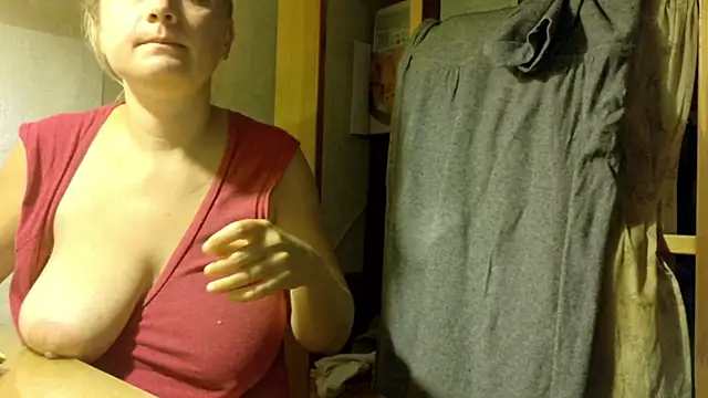 Snapshot of FrumCake chatting on 10, 9, 2025 FrumCake online show from 10, 9, 2025