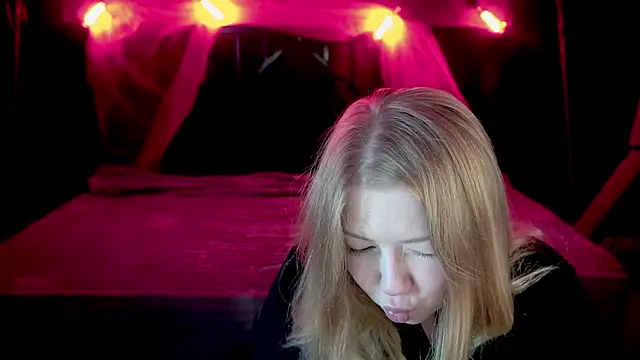 Snapshot of Tinker_Belll chatting on 13, 11, 2025 Tinker Belll online show from 13, 11, 2025