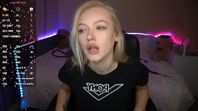 Snapshot of AmandaFiree chatting on 8, 10, 2025 AmandaFiree online show from 8, 10, 2025