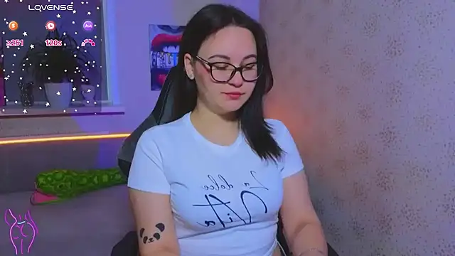 Snapshot of EsterLogan chatting on 19, 10, 2025 EsterLogan online show from 19, 10, 2025