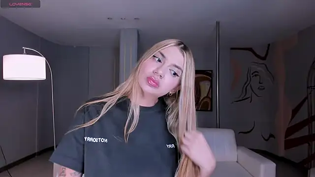 NiaHolland online show from 8, 9, 2025