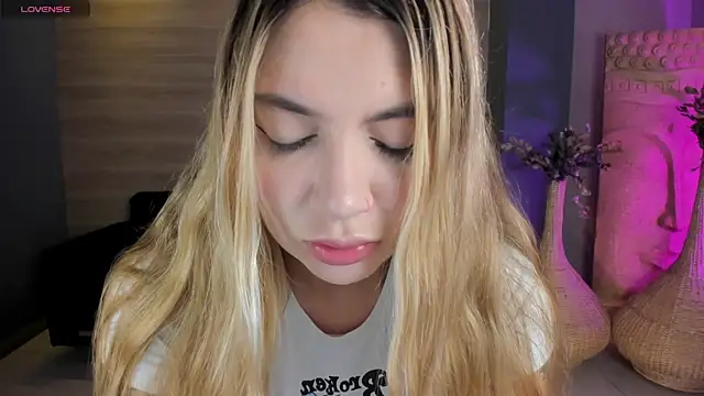 NiaHolland online show from 4, 5, 2026
