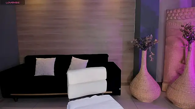 NiaHolland online show from 11, 5, 2026