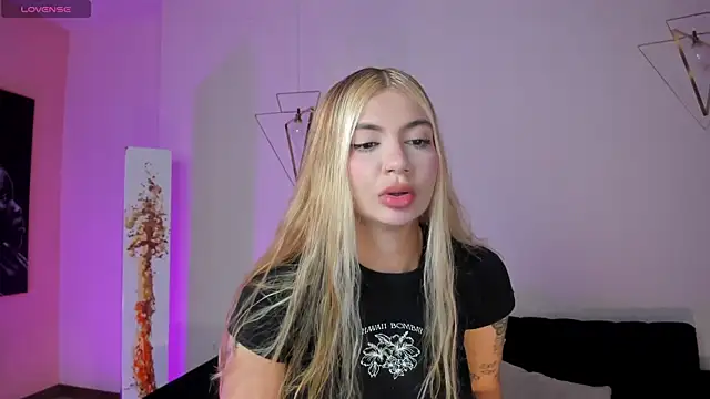 NiaHolland online show from 6, 6, 2026