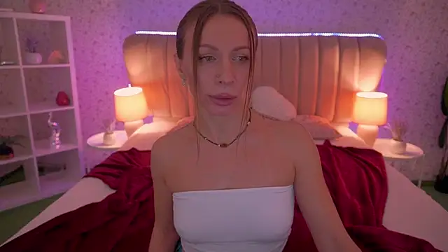 Snapshot of MirandaHobbs chatting on 3, 12, 2025 MirandaHobbs online show from 3, 12, 2025