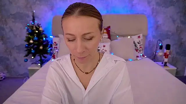 Snapshot of MirandaHobbs chatting on 16, 12, 2025 MirandaHobbs online show from 16, 12, 2025