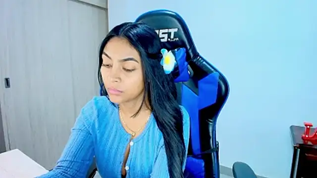 Snapshot of sophiax-x chatting on 18, 12, 2025 sophiax-x online show from 18, 12, 2025