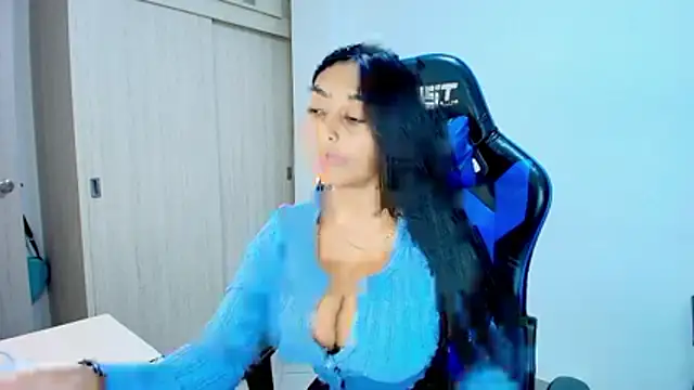 Snapshot of sophiax-x chatting on 19, 12, 2025 sophiax-x online show from 19, 12, 2025