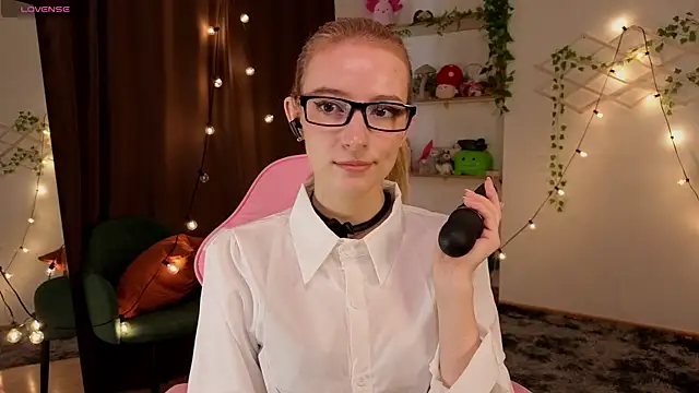 Snapshot of berrry_girl chatting on 17, 6, 2026 berrry girl online show from 17, 6, 2026